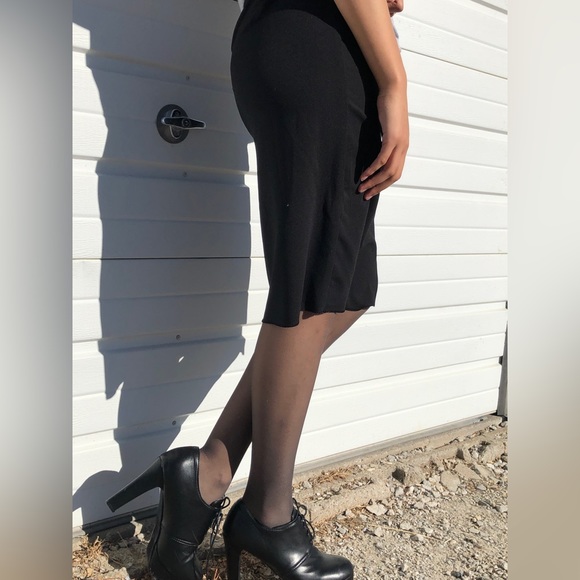 Black pencil skirt 99% polyester 4% spandex - Picture 4 of 4